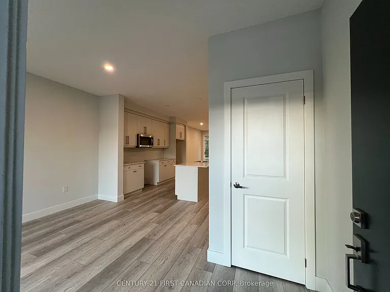 990 Deveron Cres #37 — Photo 3