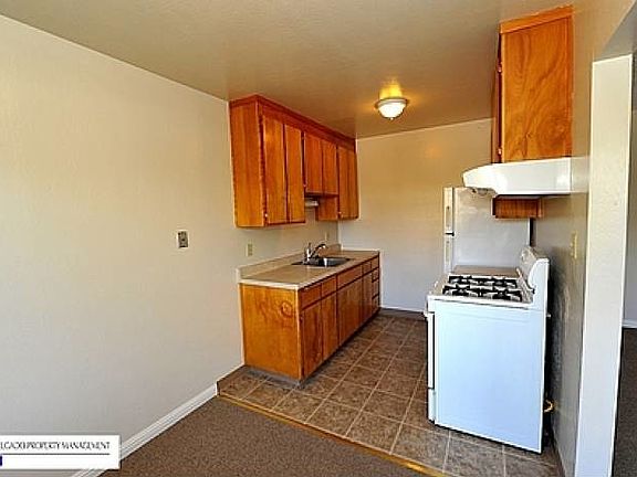 Kitchen w/ appliances