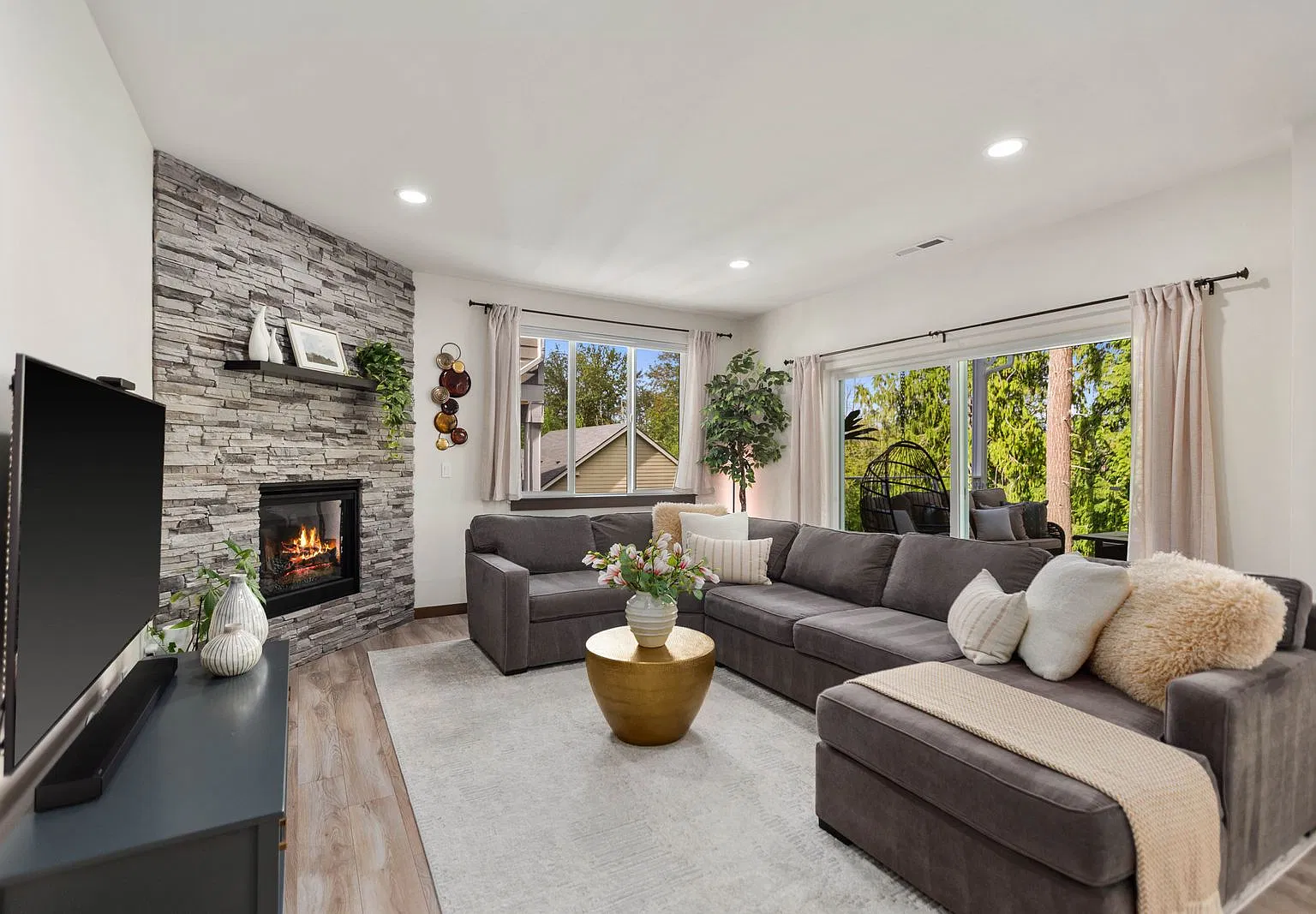 5 bed, 3.5 bath, 2681 sqft, $4,195 — Photo 3