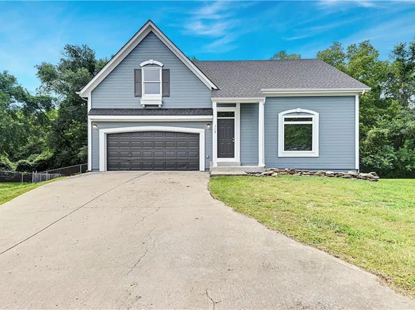 305 W Johnston St, Olathe, KS 66061