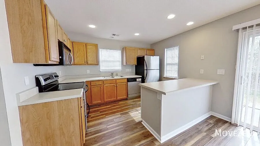 255 Luzelle Dr Winston Salem NC 27105 Minutes to Major Shopping and Direct Access to Downtown — Photo 2