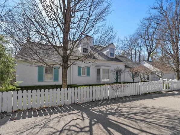 1057 Walden Rd, Lake Forest, IL 60045
