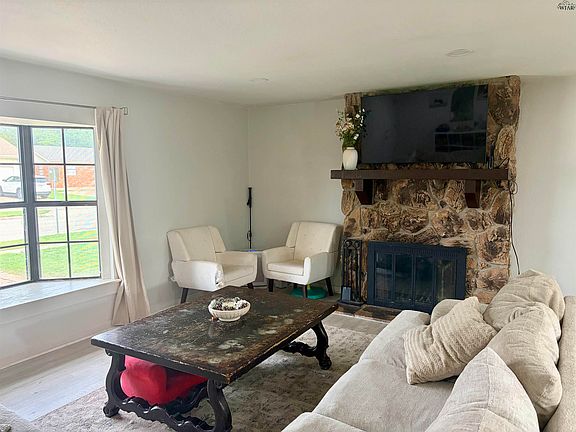 4th image of 4665 Mistletoe Dr