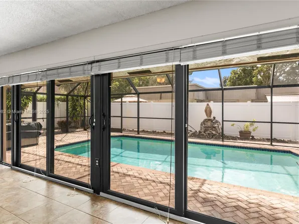 10410 SW 50th Pl, Cooper City, FL 33328