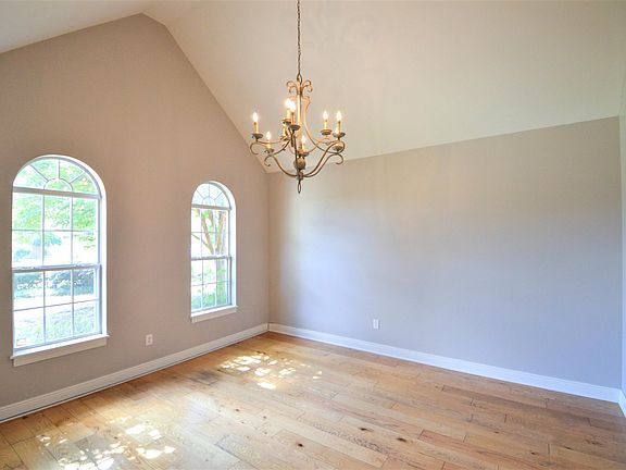 4th image of 108 Chelsia Way