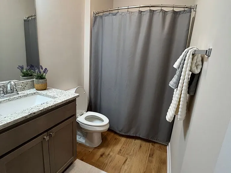 501 E Elm St — Photo 7