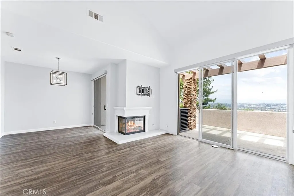 3 bed, 2.5 bath, 1567 sqft, $4,600 — Photo 3