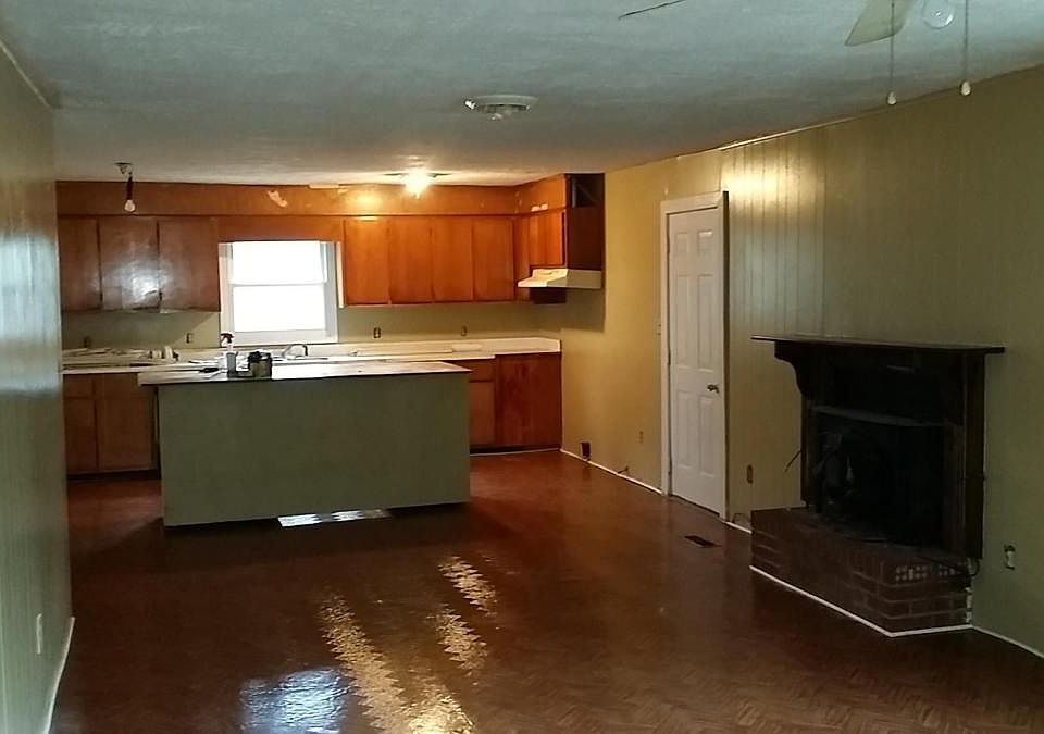 kitchen w movable island