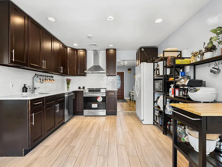 2 York Ave — Photo 7