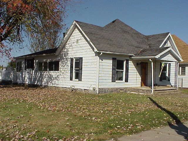 2nd image of 215 W Main St