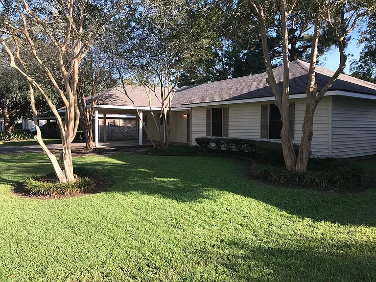 306 Breton Dr — Photo 3