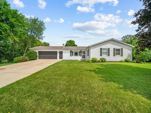 649 Sioux Dr, Freeport, IL 61032