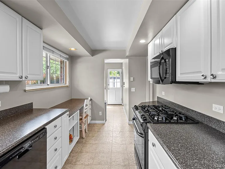 281 Niagara St — Photo 13