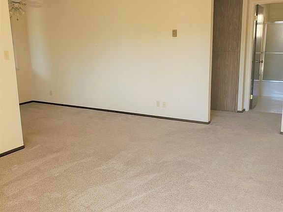 5th image of 975 Nora Way APT 202
