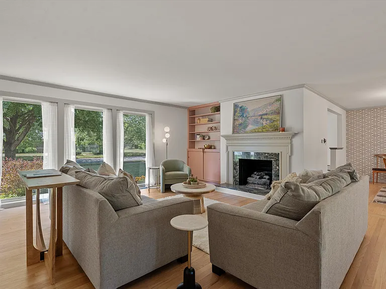 2121 E Madison St — Photo 4