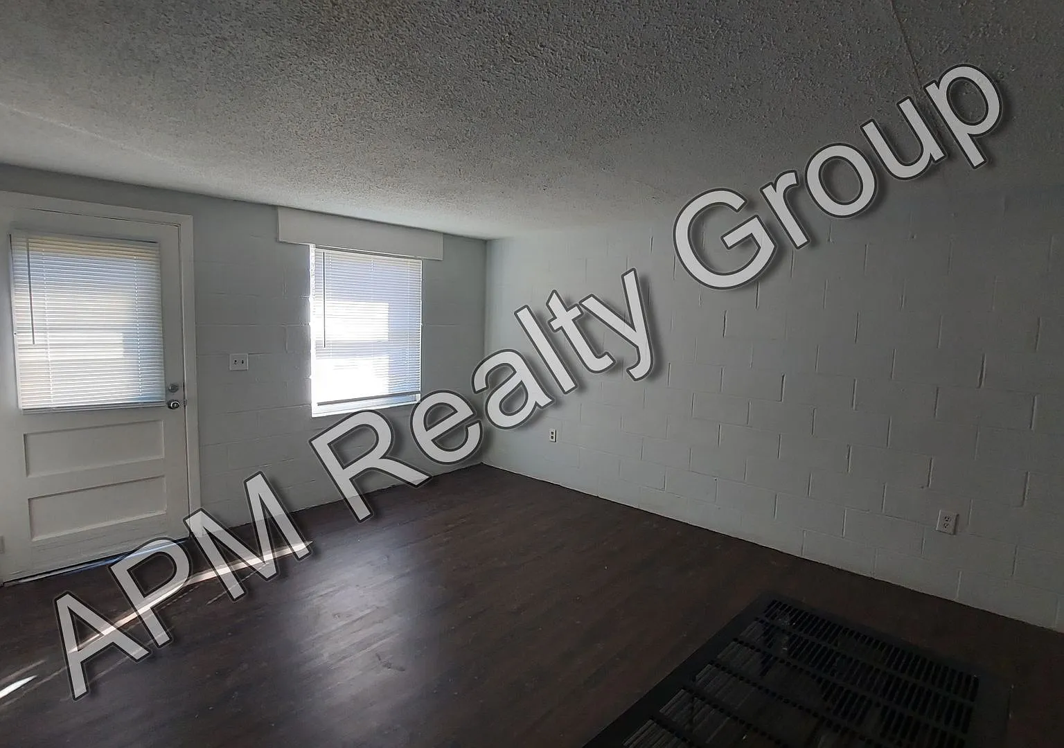 Two bedroom apt near Harden Street — Photo 1