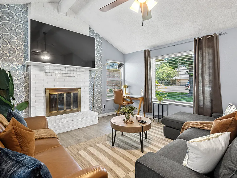 2445 Claremont Dr — Photo 47