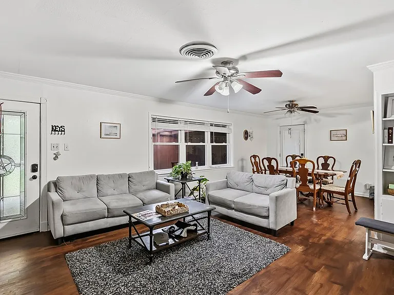 906 Gilchrist Ave — Photo 4