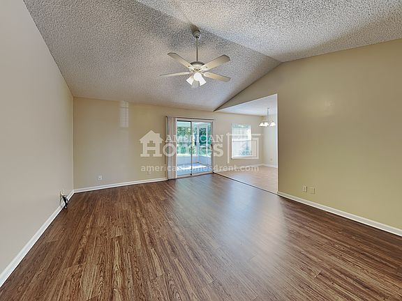 3rd image of 1633 E Ashmore Green Dr