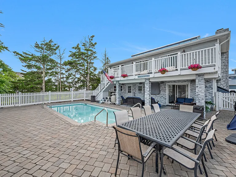 15 Seville Dr — Photo 7