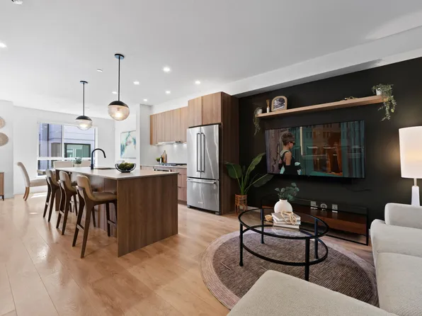 533 E 3rd St #23, North Vancouver, BC V7L 1G4