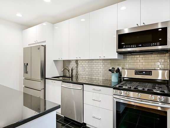 3rd image of 418 Saint Johns Pl APT 4C