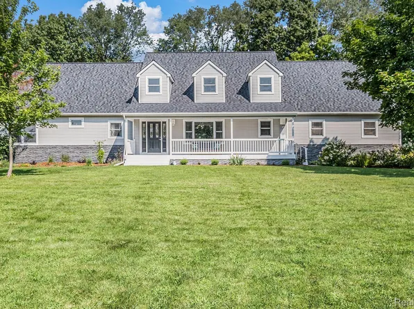3180 Long Ln, White Lake, MI 48383