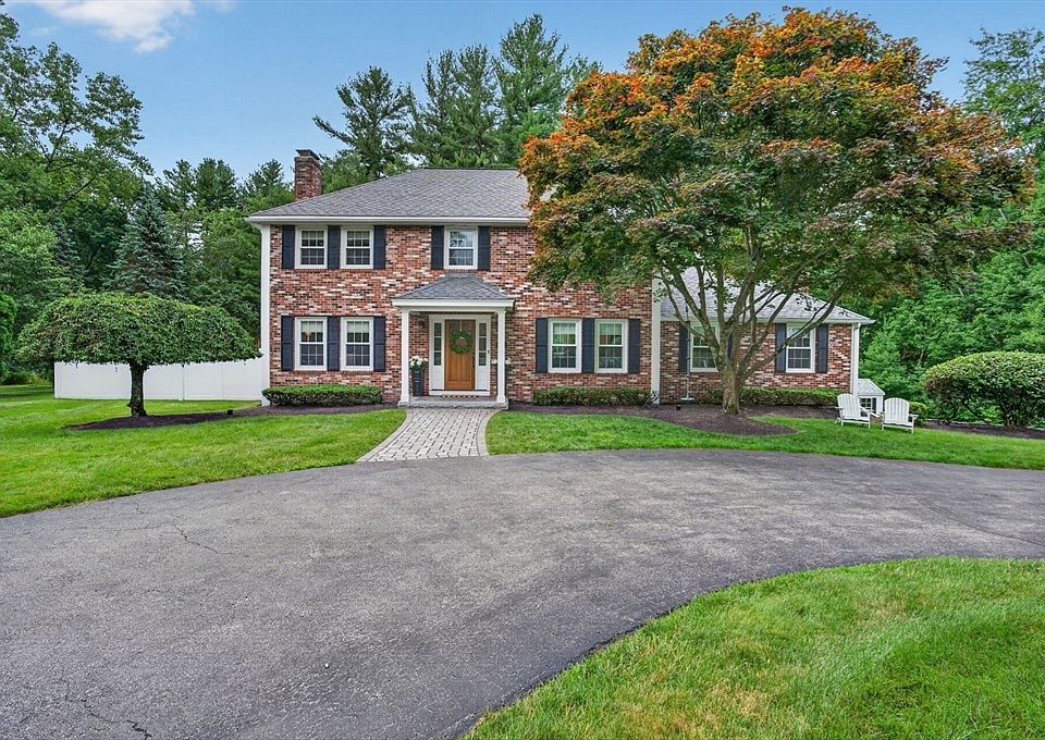 1st image of 10 Lillian Dr