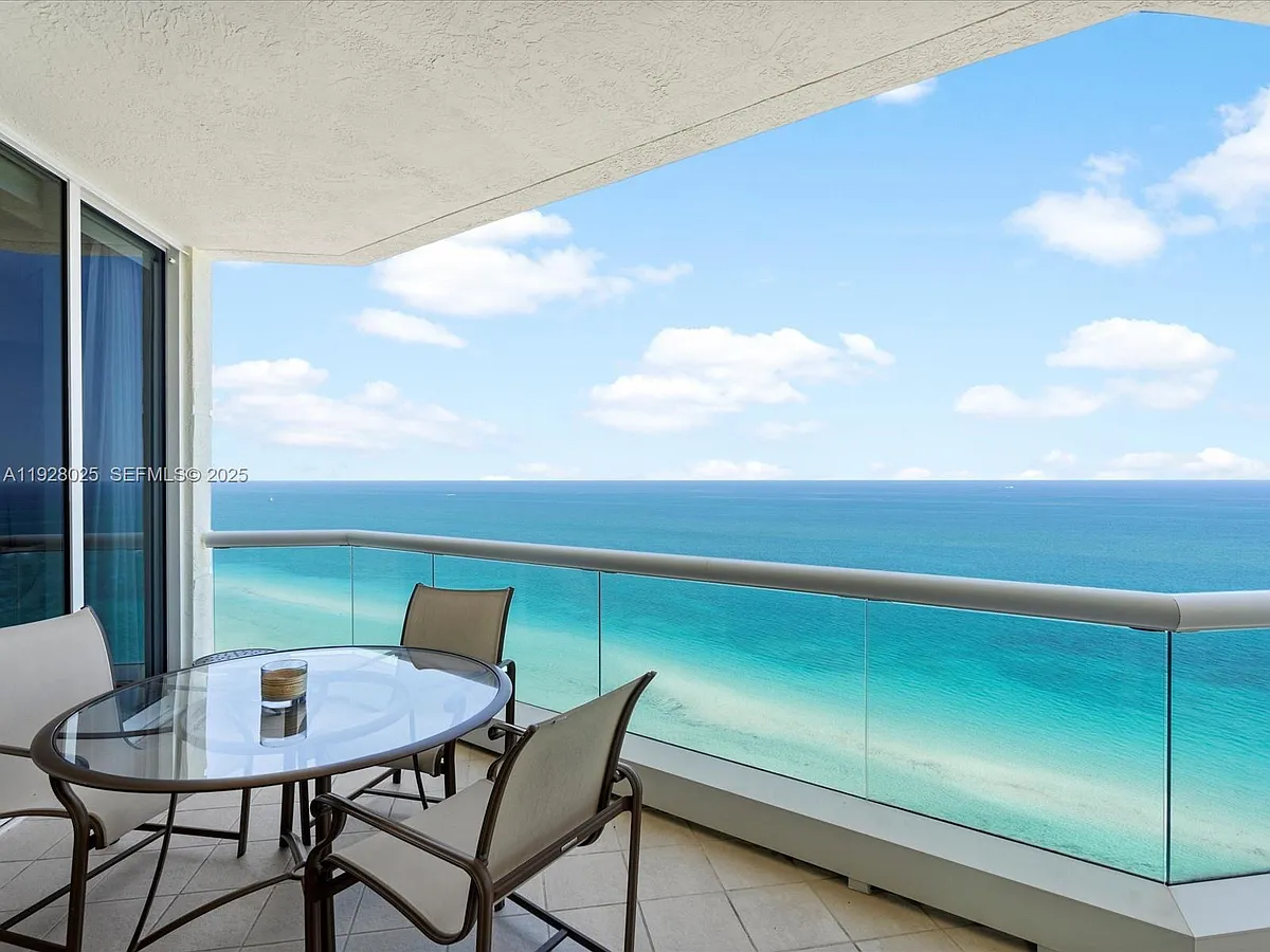 Building Photo - 17875 Collins Ave #3303
