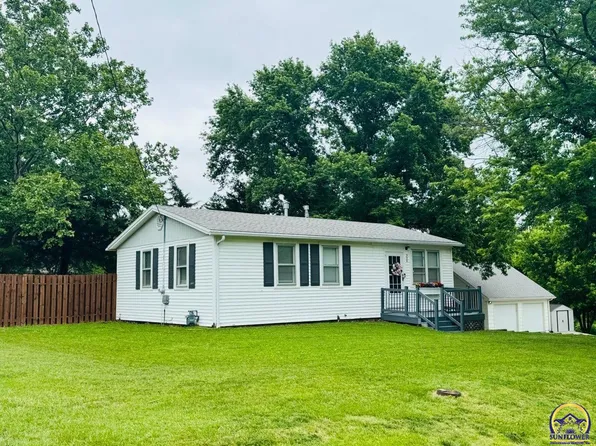 320 NE 58th St, Topeka, KS 66617