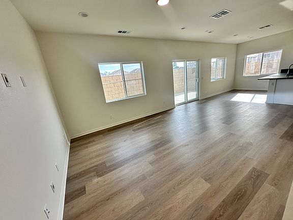 5th image of 121 N Lassen Ave