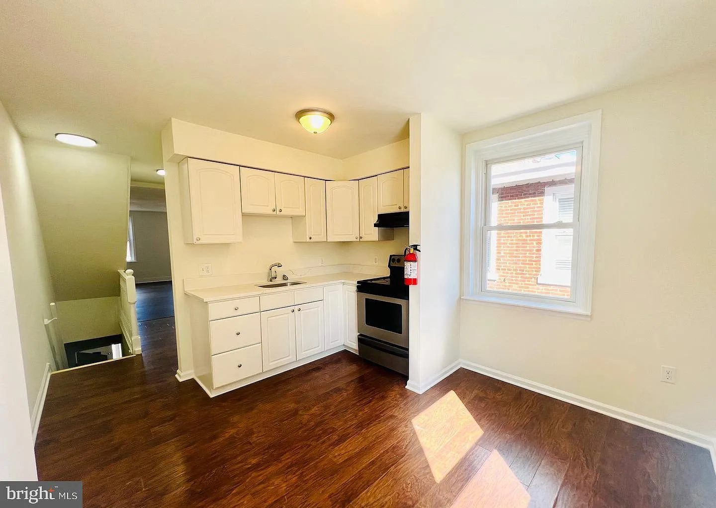 3 bed, 1.0 bath, 1944 sqft, $1,800 — Photo 2