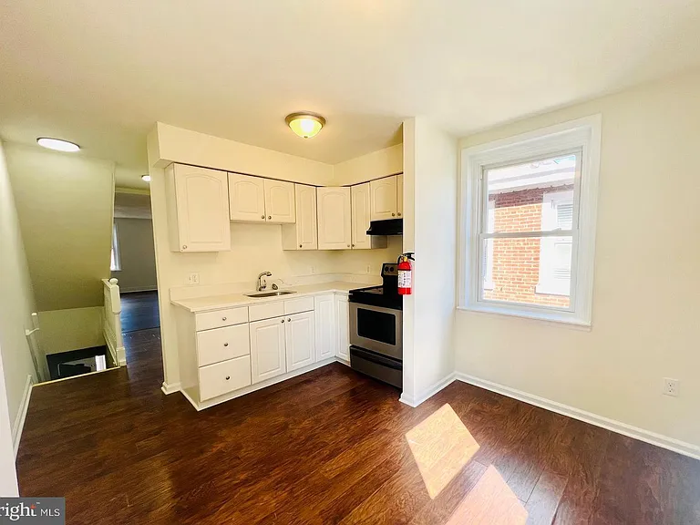 336 Barclay St #B — Photo 2