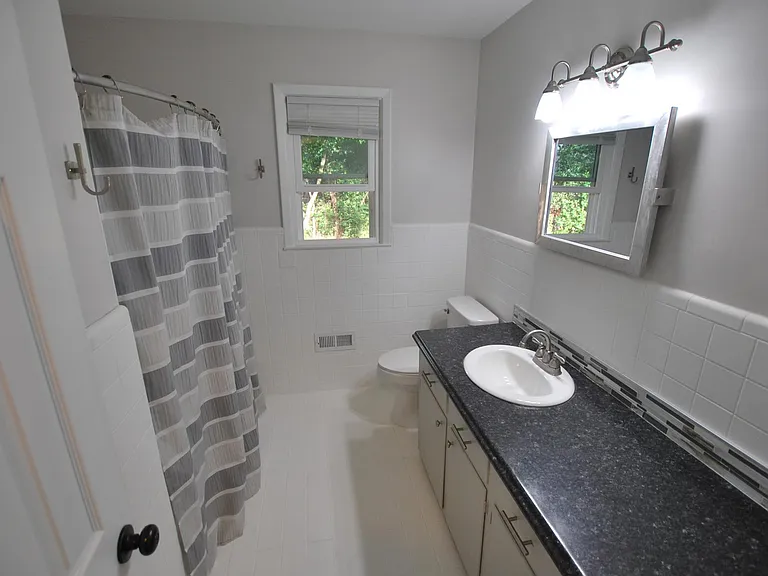 Full main bathroom