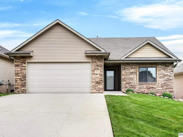 10615 Hillcrest Dr, La Vista, NE 68128