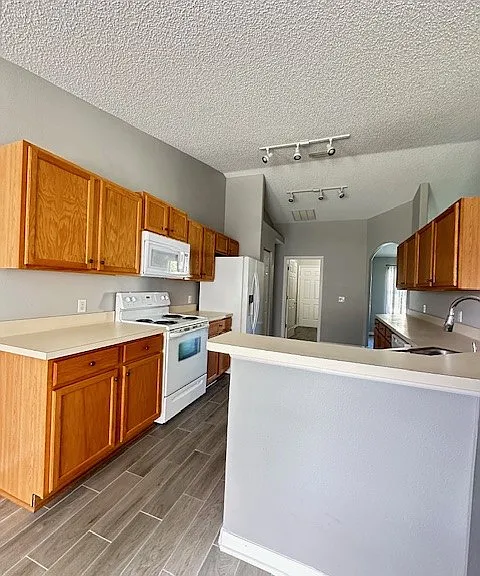 102 Pritchard Dr — Photo 1