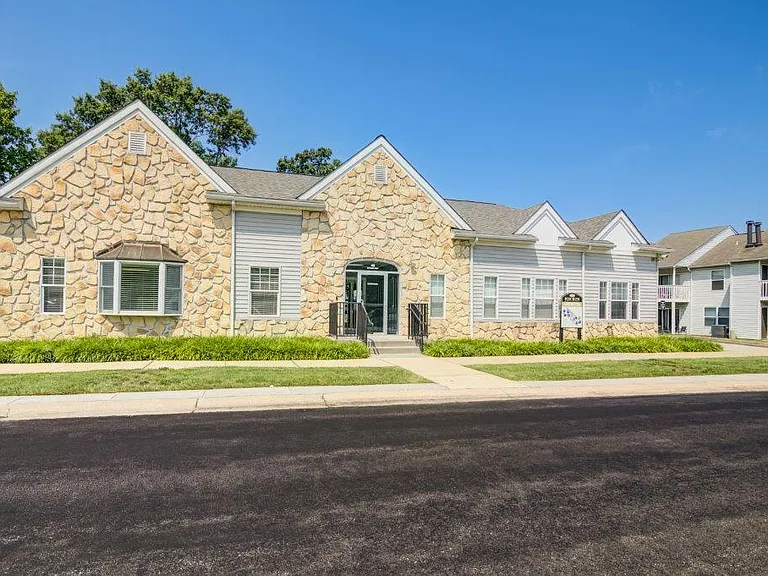 Fox Run Apartments and Townhomes — Photo 40