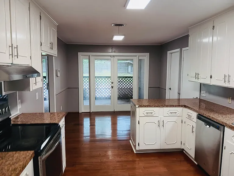 Kitchen and Breakfast Area