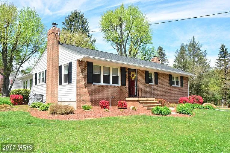1008 Brookwood Dr photo 1