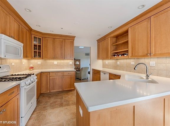 4th image of 7402 Lincoln Ave #C