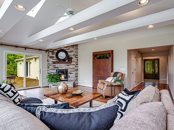 5th image of 755 Oak Knoll Dr