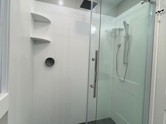 4th image of 589 Linden Ave #1