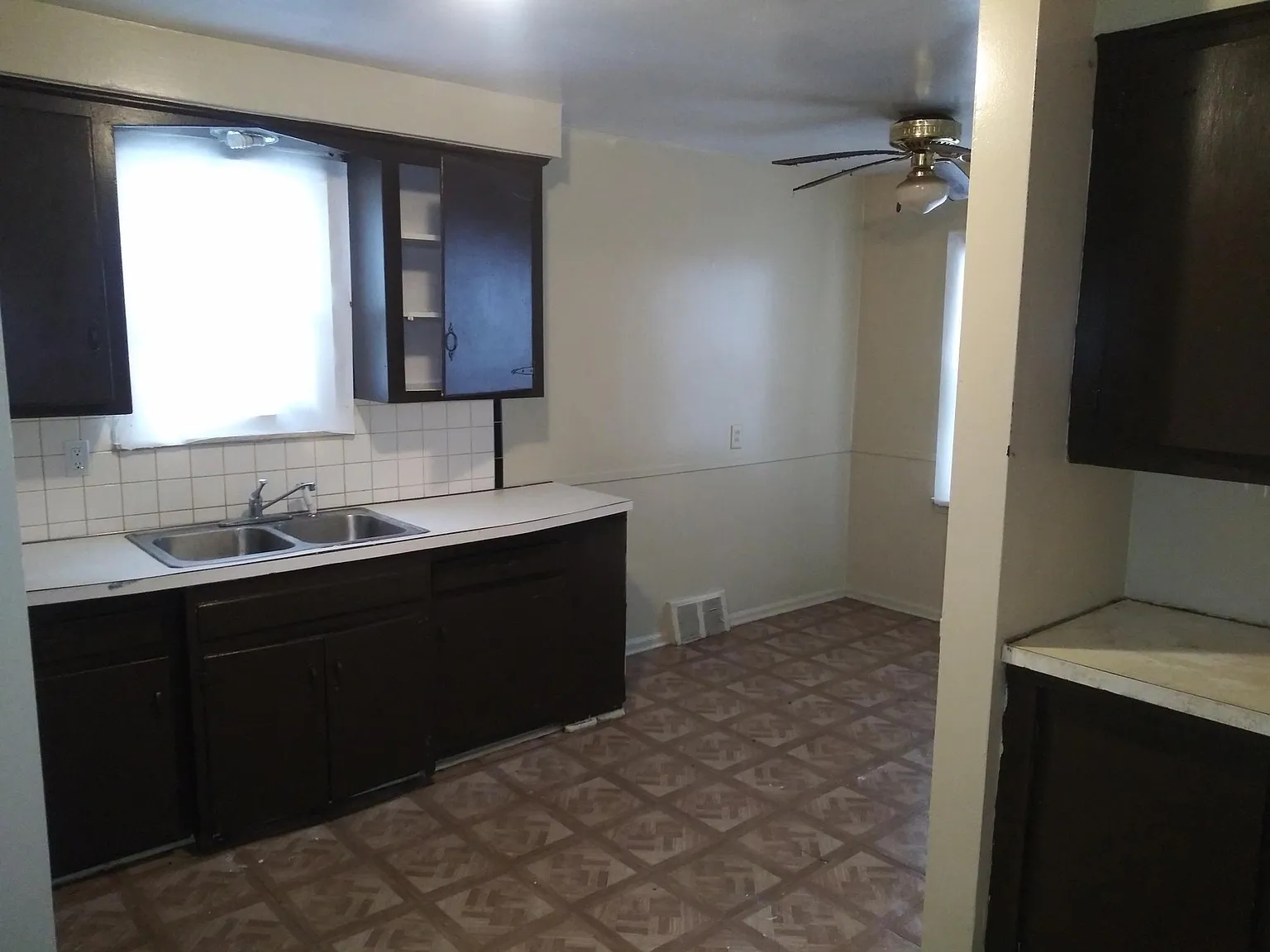 3 bed, 1100 sqft, $1,300 — Photo 2