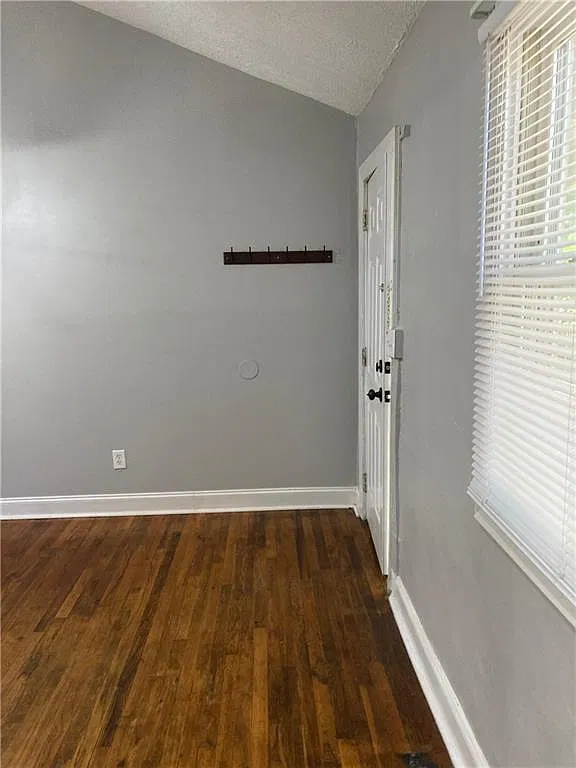 1115 Shelby Pl SE — Photo 2