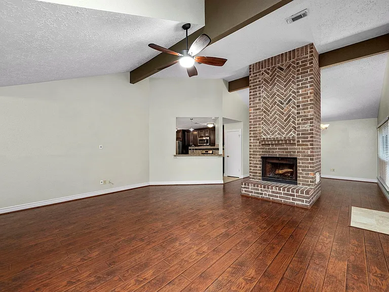 1915 Creek Valley Ln — Photo 7