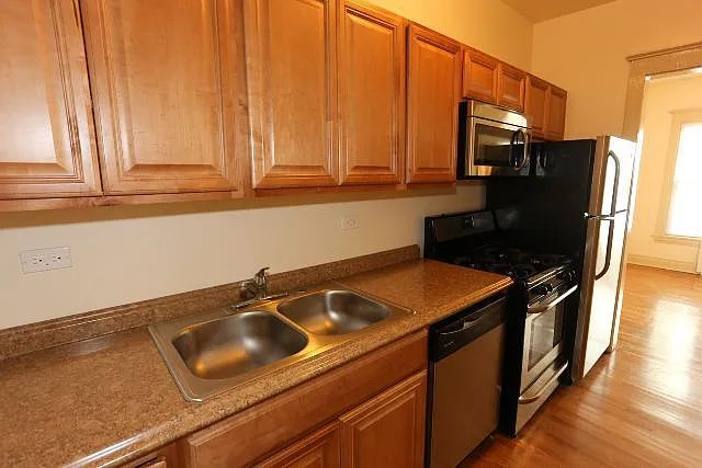Building Photo - 4716 N Racine Ave #E3