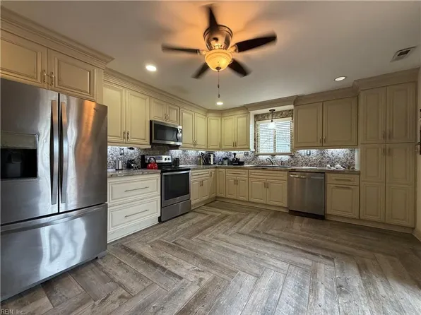 1042 Lands End Way, Virginia Beach, VA 23451