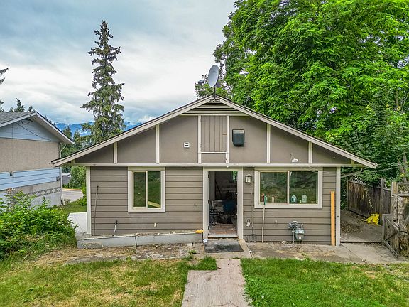 3rd image of 630 5th St SE