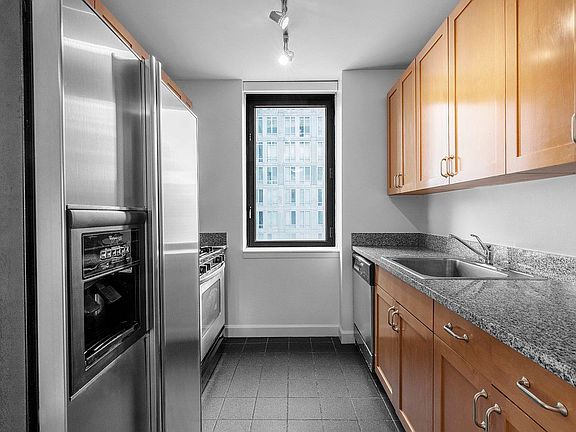 4th image of 420 W 42nd St APT 31B
