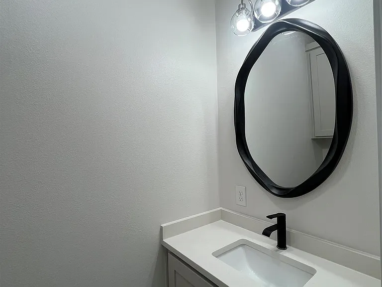 817 Center St — Photo 30
